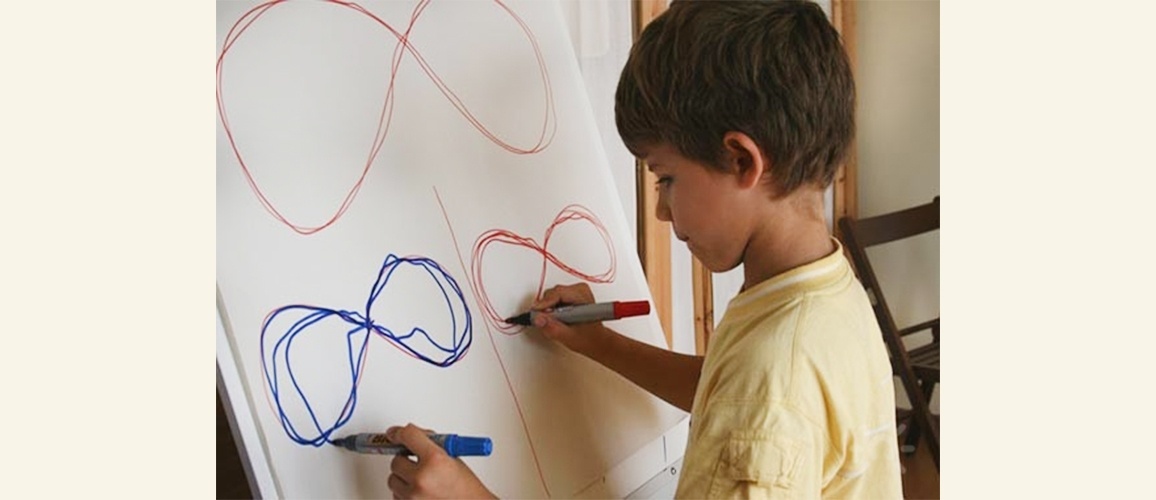 Нейрогимнастика 7 лет. Рисование двумя руками для дошкольников. Зеркальное рисование для детей. Нейрогимнастика рисование двумя руками для детей. Рисование двумя руками для школьников.